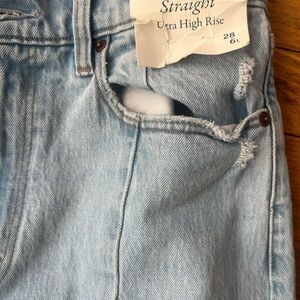 NWT- Abercrombie & Fitch Straight Leg Jeans 6L